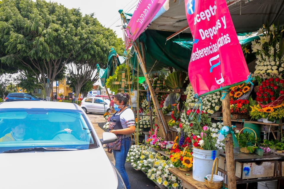 “Encontramos una nueva forma de vender y la gente prefiere no bajarse de su vehículo". (Andrés Lobato)