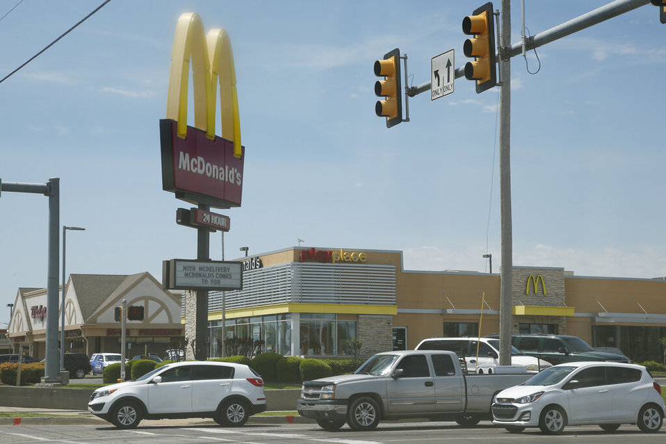 Algunos establecimientos de McDonalds en EU sólo atienden a domicilio y Drive Thru. (AP)