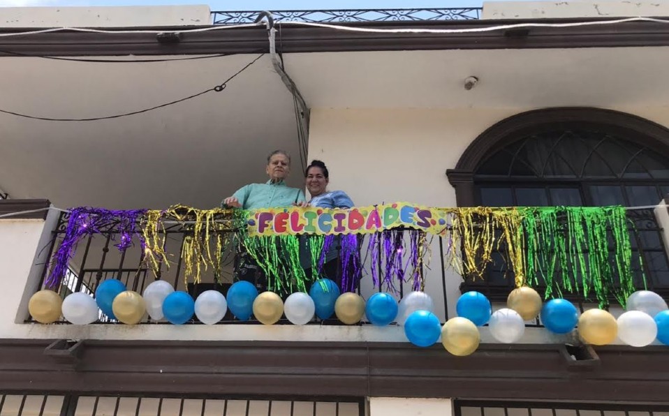 Festejan con sana distancia a abuelito.