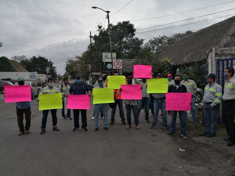Los funcionarios se plantaron frente a la carretera. (Foto: Isabel Zamudio)