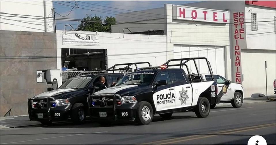 Hallan hombre sin vida en hotel.