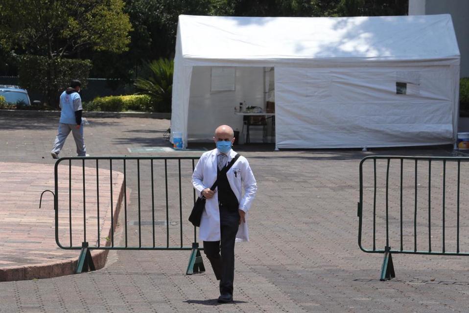 Médico saliendo del complejo cultural Los Pinos. (Jorge Carballo)