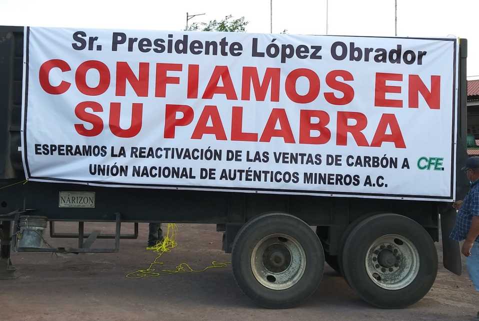 Desde el pasado miércoles se colocaron mantas en municipios de Sabinas, San Juan de Sabinas y Múzquiz. (Especial)