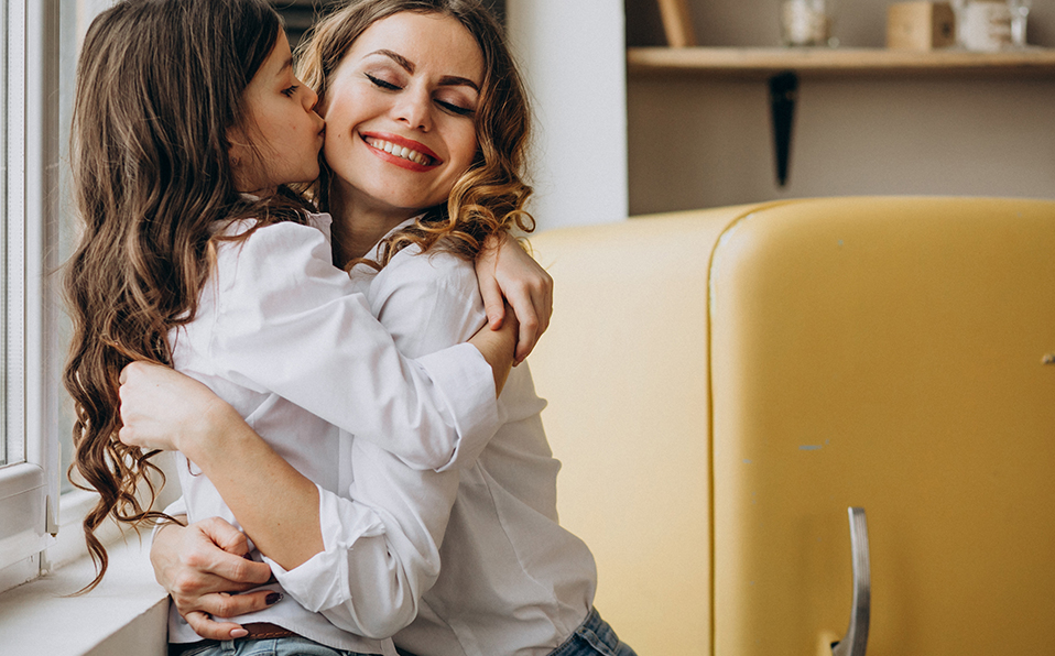 Niñas, niños  y jóvenes pueden expresar el amor a mamá por medio de un dibujo o pintura. (Foto senivpetro, Freepik)