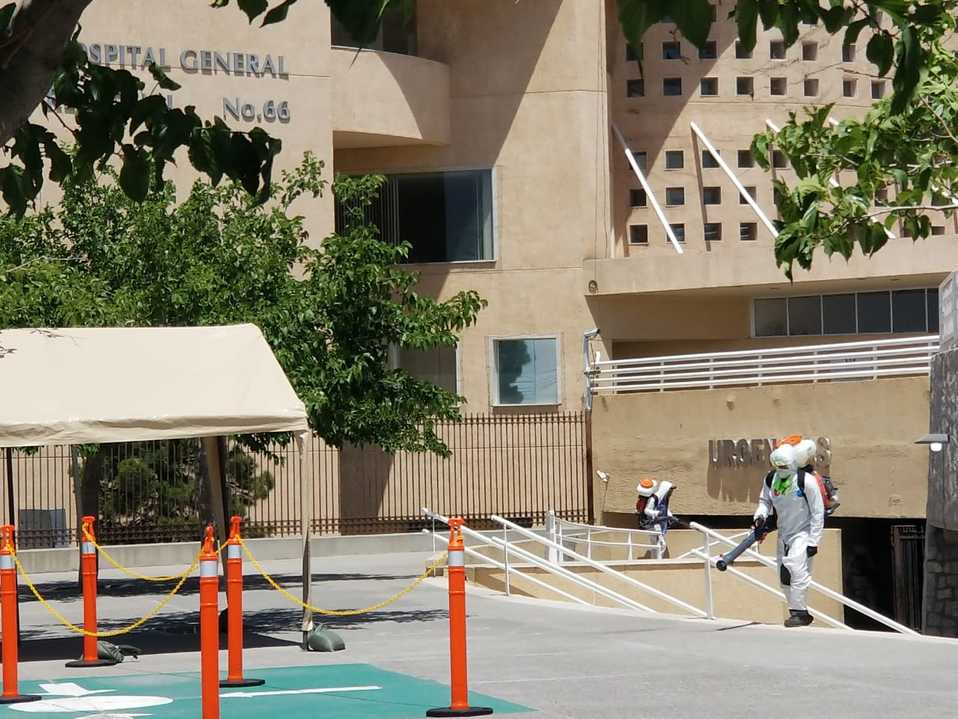 Personal trabaja en la limpieza profunda del hospital. (Juan José García Amaro)