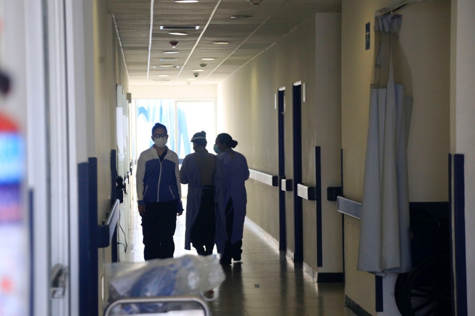 Personal médico en el área de urgencias del Hospital de Traumatología y Ortopedia, reconvertido para atender a pacientes con covid-19. (Andrés Lobato)