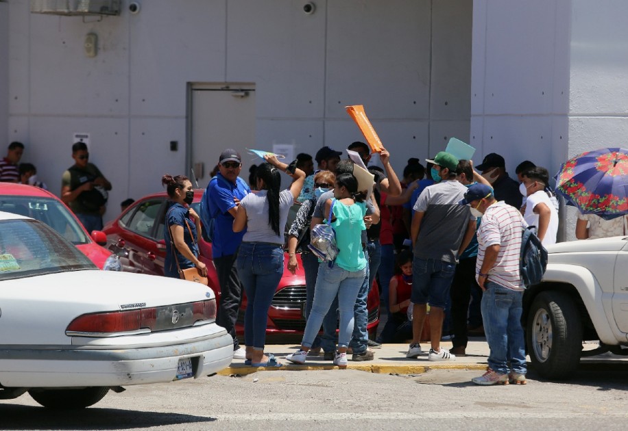 Con temperaturas de hasta 38 grados, clientes acuden a realizar trámites. (Rolando Riestra)