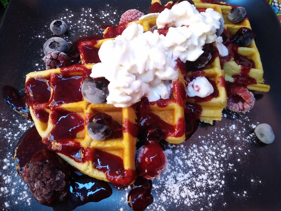 waffle con moras, postre en Mokato
