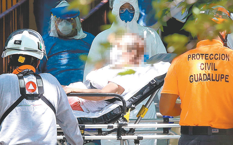 Adultos mayores infectados en asilo fueron llevados a hospitales públicos y privados. (JORGE LÓPEZ)
