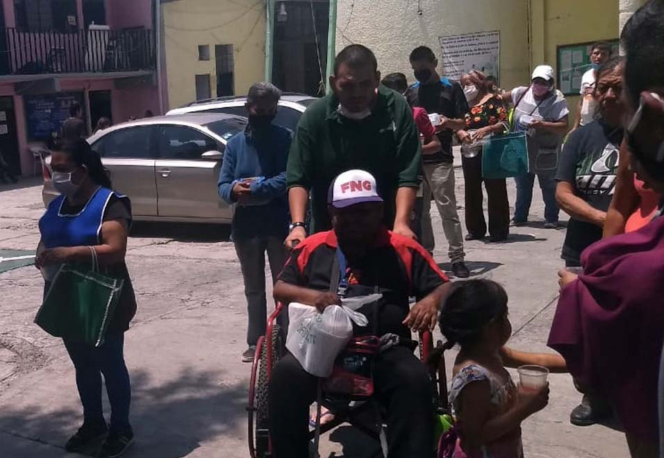 En el atrio de la iglesia se instaló un gran comedor y desde el lunes han reibido personas. (Especial)