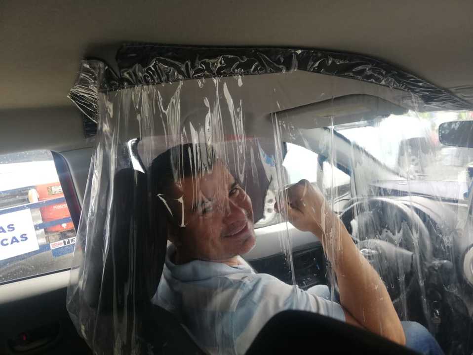 Chofer de Didi Tamaulipas se protege de coronavirus con una cabina aislante.