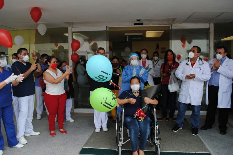 Enfermera de Reynosa al salir de 28 días de hospitalización por coronavirus.