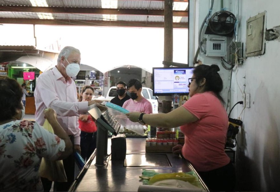 Hoy se entregaron mil 200 apoyos alimentarios y 128 kits higienizantes. (Especial)