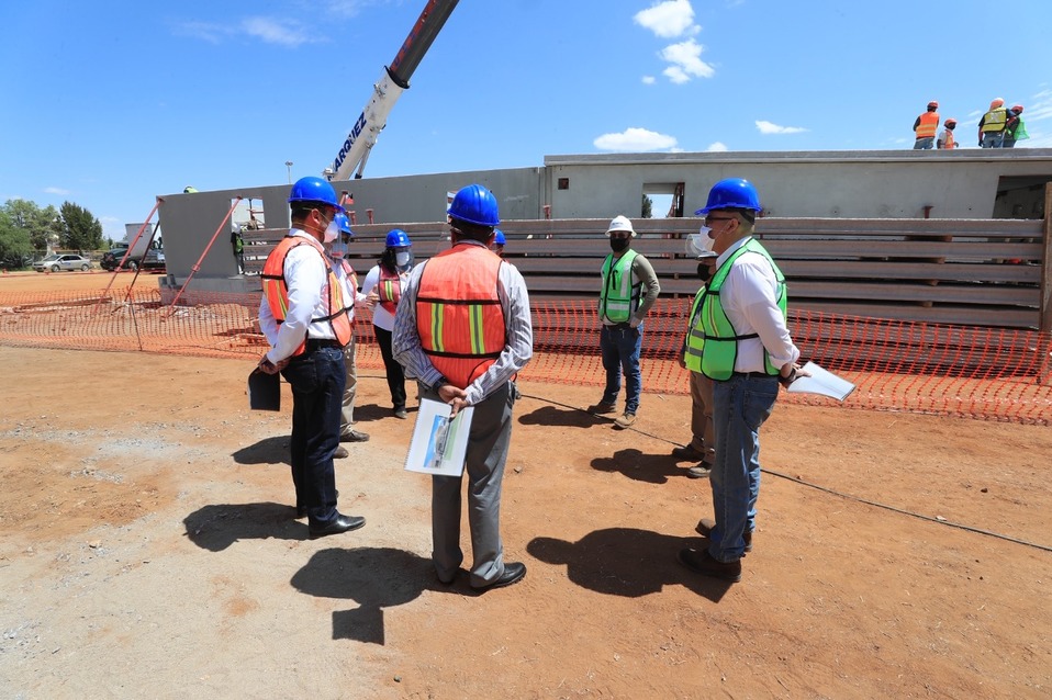 El gobernador supervisó el avance de la construcción. (Manuel Chacón)