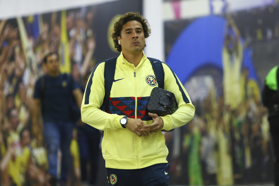 Guillermo Ochoa previo a un partido en el Estadio Azteca (Imago7)