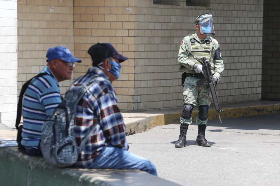 Hombres afuera del Hospital General de Chimalhuacán, Estado de México, durante la pandemia por coronavirus (Javier Ríos)