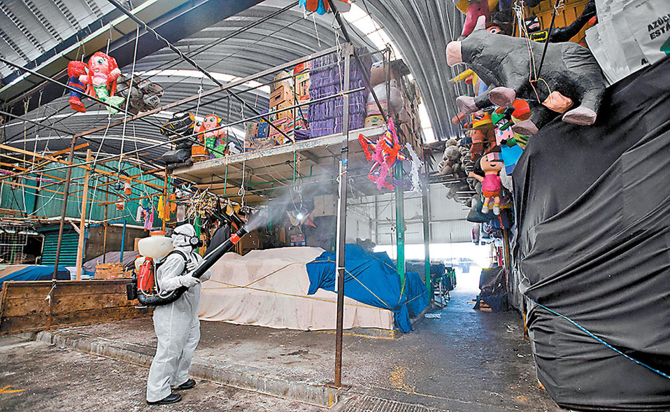 Jamaica. Desinfectan mercado histórico. (Omar Franco)
