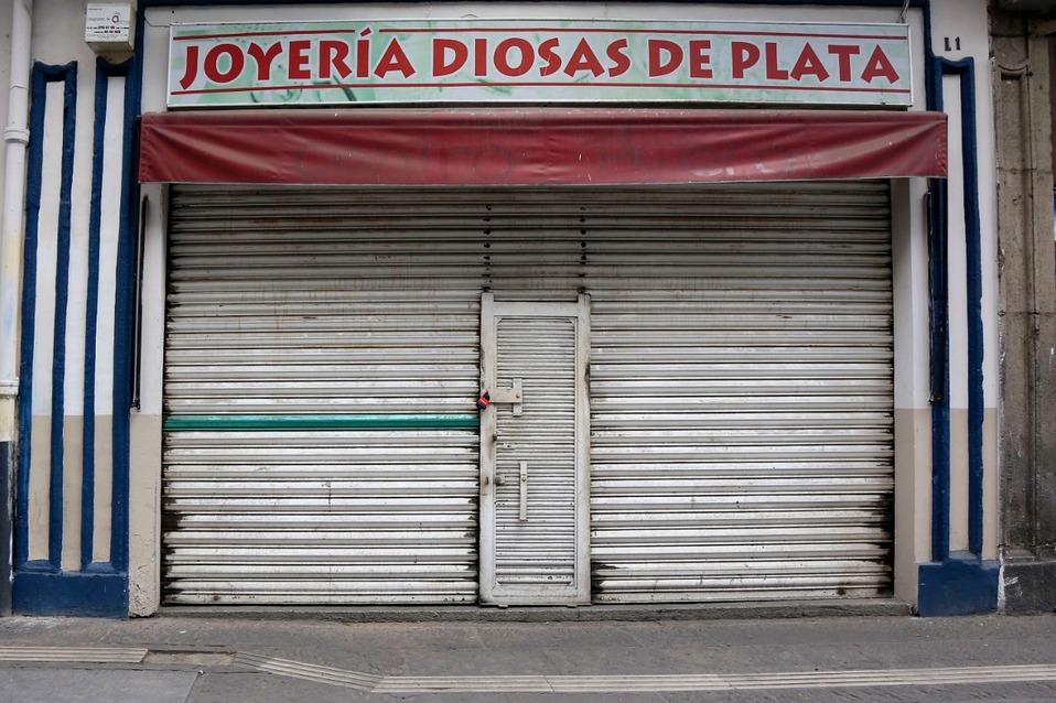 Una joyería permanece cerrada por la contingencia sanitaria provocada por el covid-19. (Andrés Lobato)