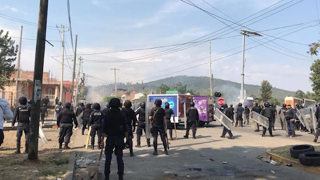 Juez vincula a proceso a dos normalistas por bloqueo en vías de tren en Michoacán