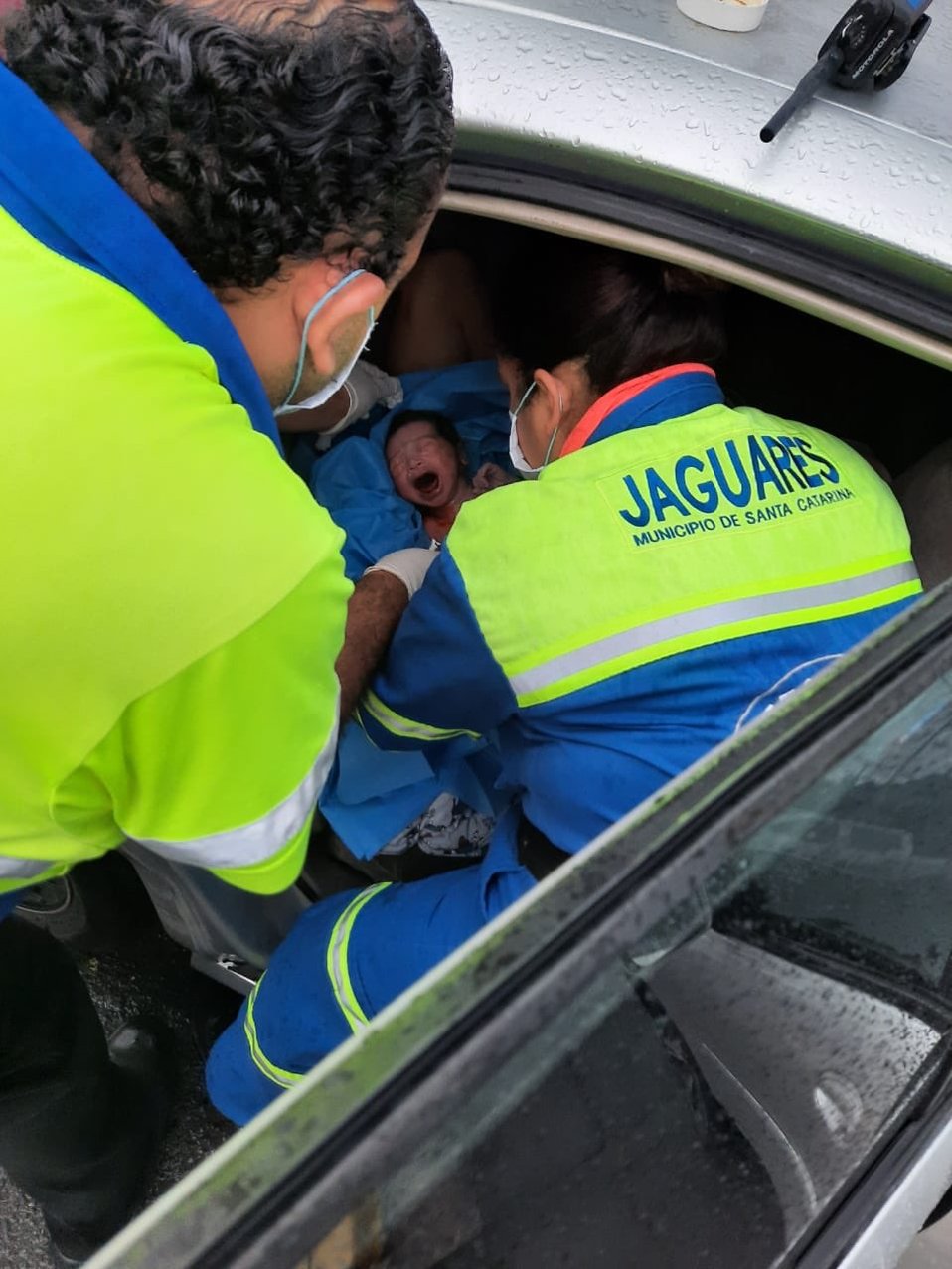 En NL, nace bebé en medio de tormenta, granizo y trombas