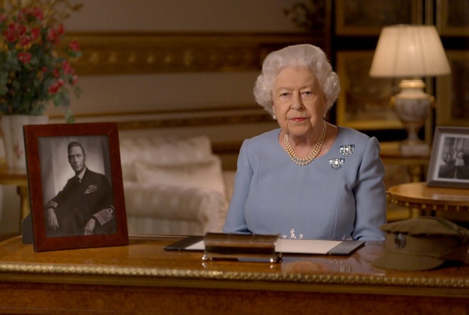 La Reina Isabel II ofreció el mensaje a la hora exacta en la que su padre, el rey Jorge VI habló por la radio en 1945. (AFP)