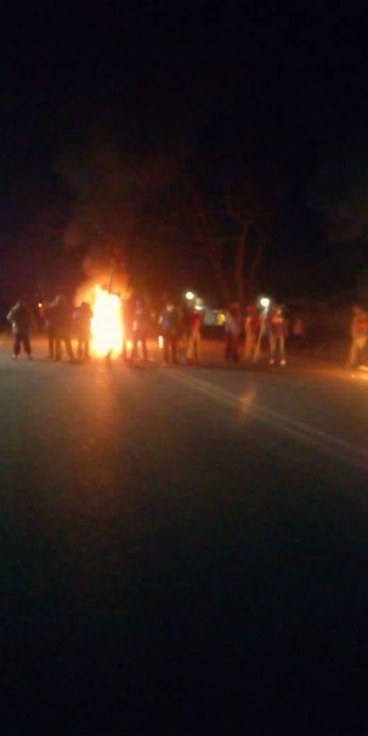 Por temor cerraron los accesos a los municipios  con barricadas. (Especial)