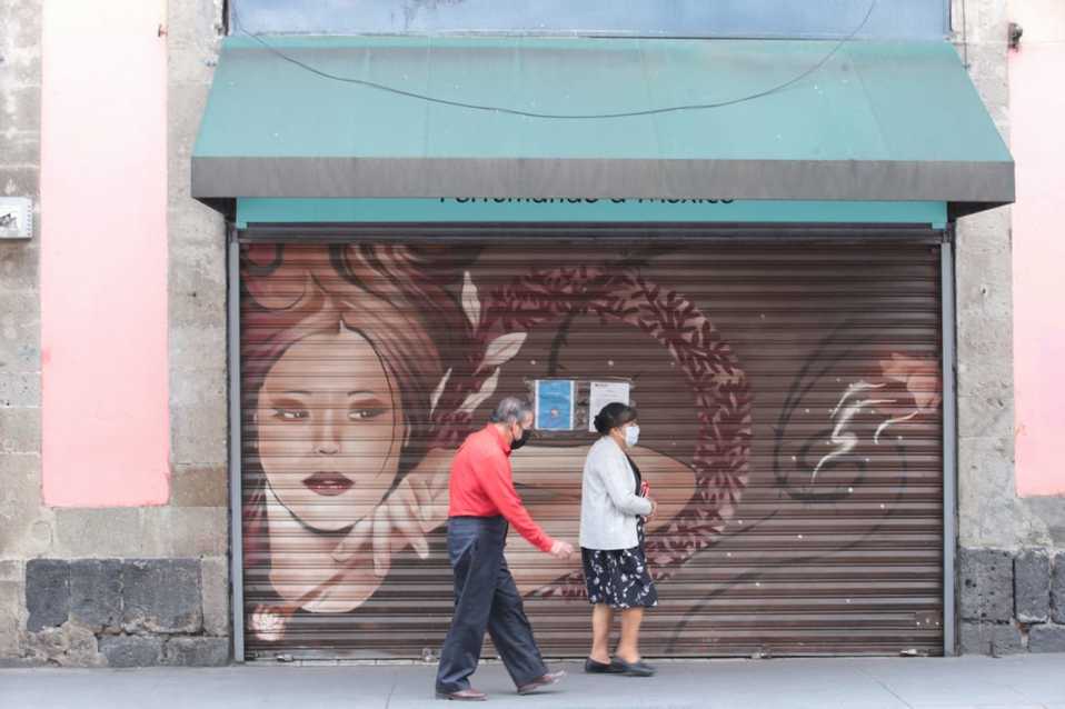 En las calles del Centro Histórico, capitalinos pasean en vísperas del Día de la Madre, pese a la pandemia por coronavirus. (Jesús Quintanar)