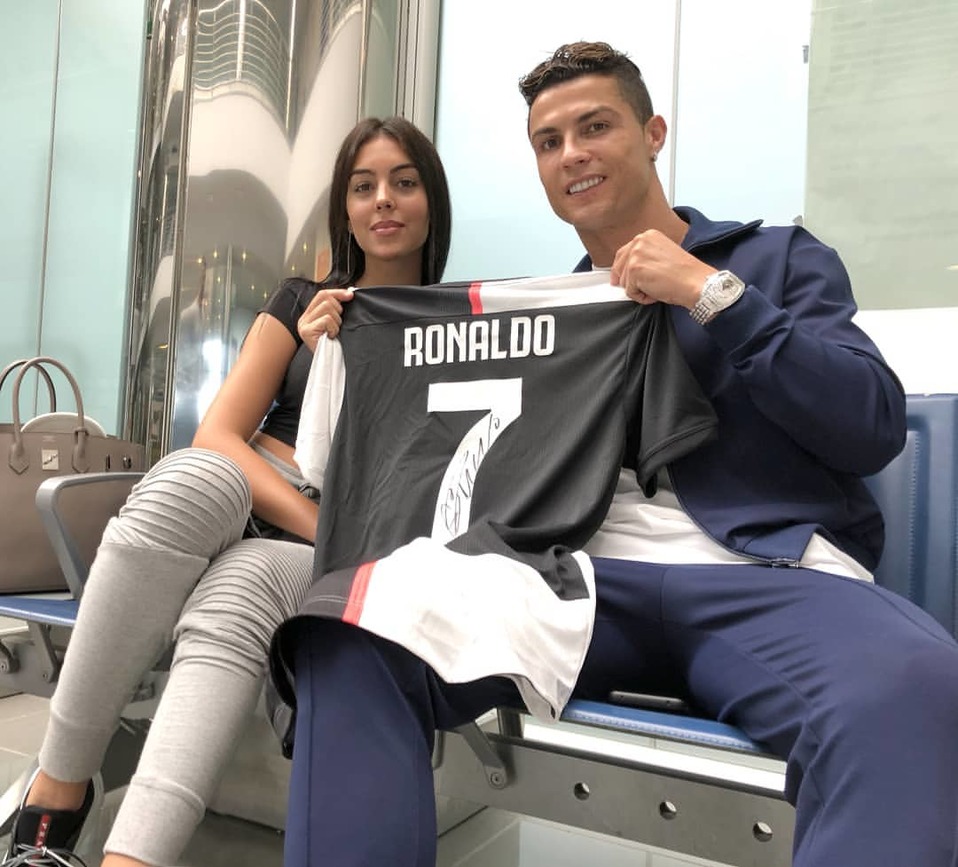 Georgina Rodríguez subasta playera firmada de Cristiano (Instagram: @georginagio)