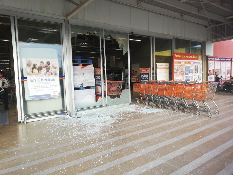 Hombre agrede tienda porque no lo dejaron pasar por no llevar cubrebocas