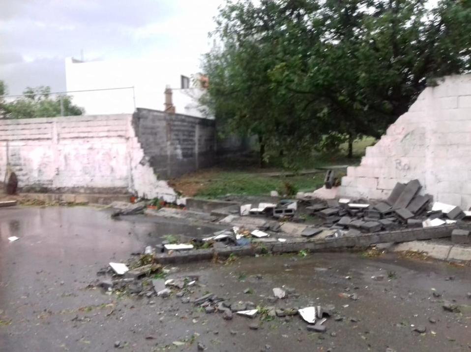 Muere menor durante paso de tornado en Apodaca.