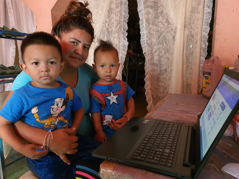 Pese a contingencia, estudia y es madre desde casa