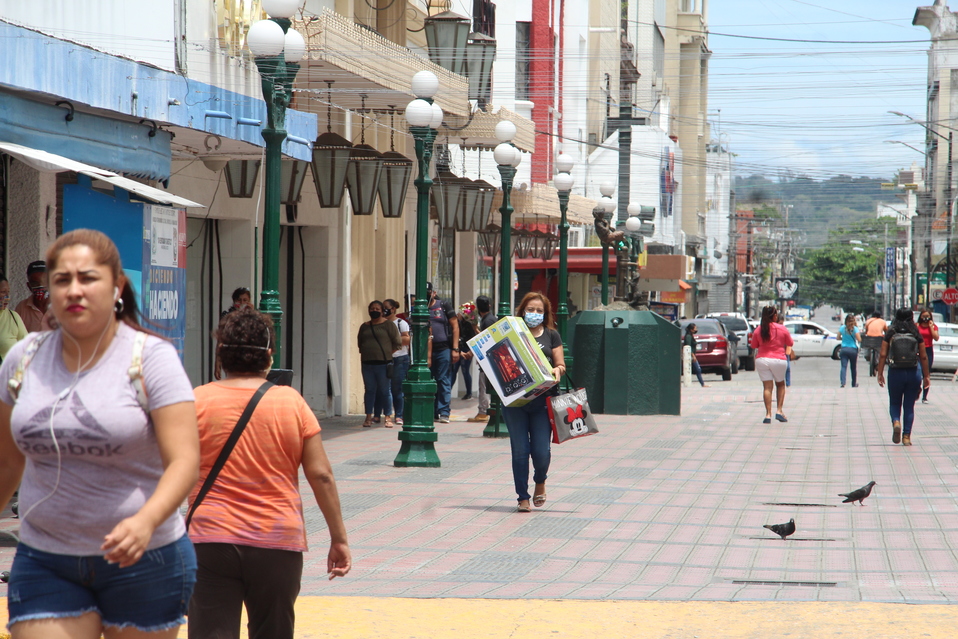 En la zona centro de Tampico, la población acudió a las tiendas a realizar compras. Yazmín Sánchez