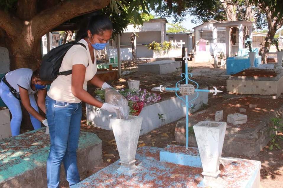 Las flores fueron colocadas por personal del ayuntamiento de Tonalá.