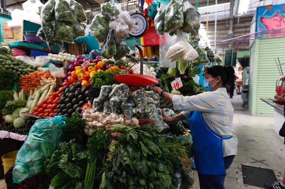Locatarias del Mercado de la Portales, en Benito Juárez, celebran su día trabajando. (Nelly Salas)