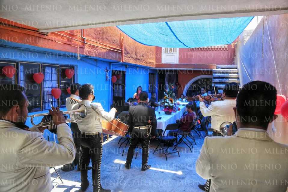 El mariachi Trompetas de Oro agasaja a una madre de familia en este su día. (Andrés Lobato)