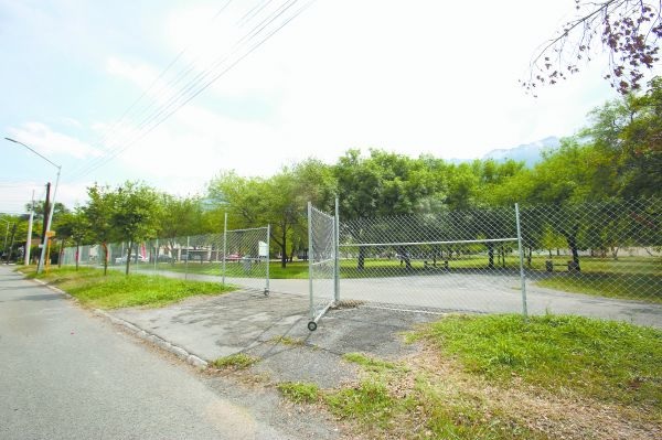 El parque de Bosques de Valle luce cercado con una reja. Leonel Rocha