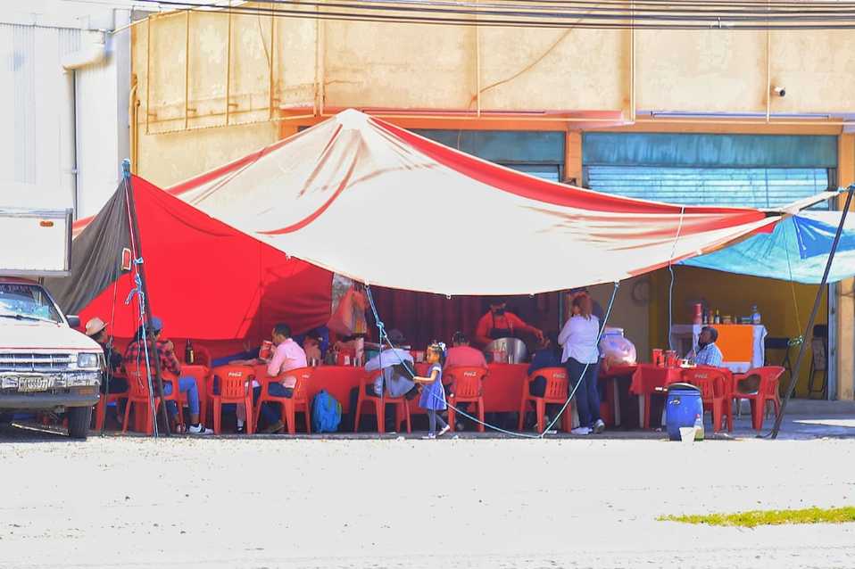 Mientras los restaurantes cumplen con sólo brindar su servicio a domicilio los informales se sirven en la mesa. (Andrés Lobato)