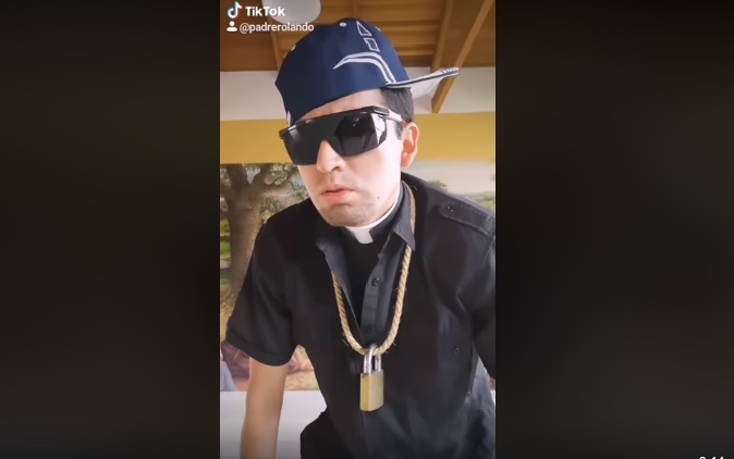 Usando Tik Tok, un sacerdote boliviano exhorta a quedarse en casa. (Especial)