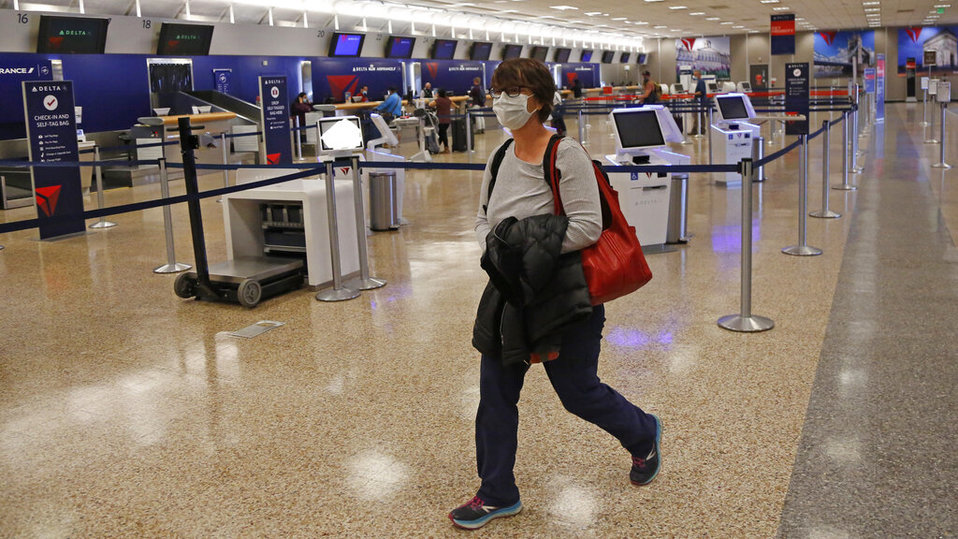 Los aeropuertos han bajado considerablemente su afluencia por la pandemia. (AP)