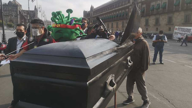 Con ataúd y botarga, abogados protestan frente a Palacio Nacional