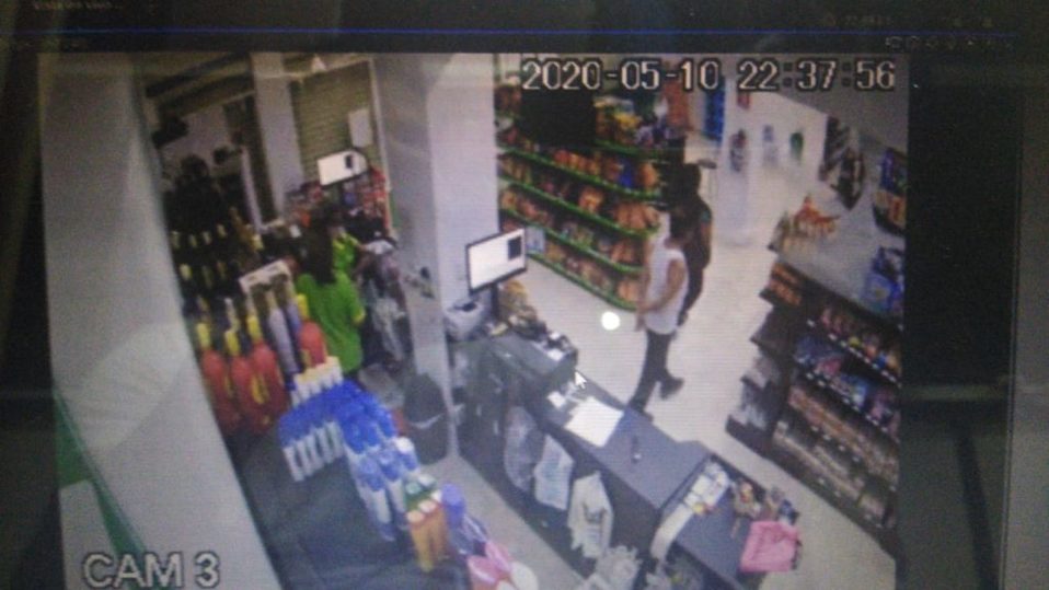 A través de las cámaras de seguridad los clientes y usuarios registraron el presunto encierro. (Foto: Isabel Zamudio)