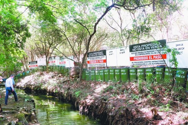 La construcción está protegida por el INAH; posesionarios rompieron casi 500 metros de cerca, explican los hermanos Rodríguez González. Fotos: Leonel 