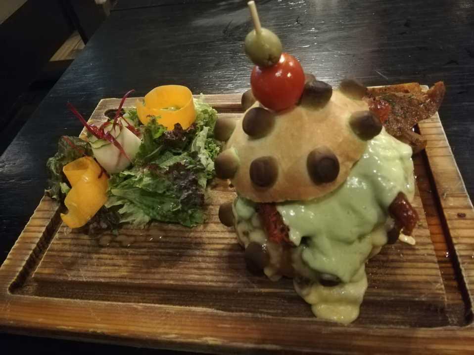 Crean la "Coronaburger" en Tamaulipas