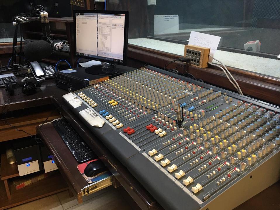 El director de la radio asegura que hace casi 11 años que no se ha hecho un mantenimiento por falta de recursos. (Foto: Melchor García)