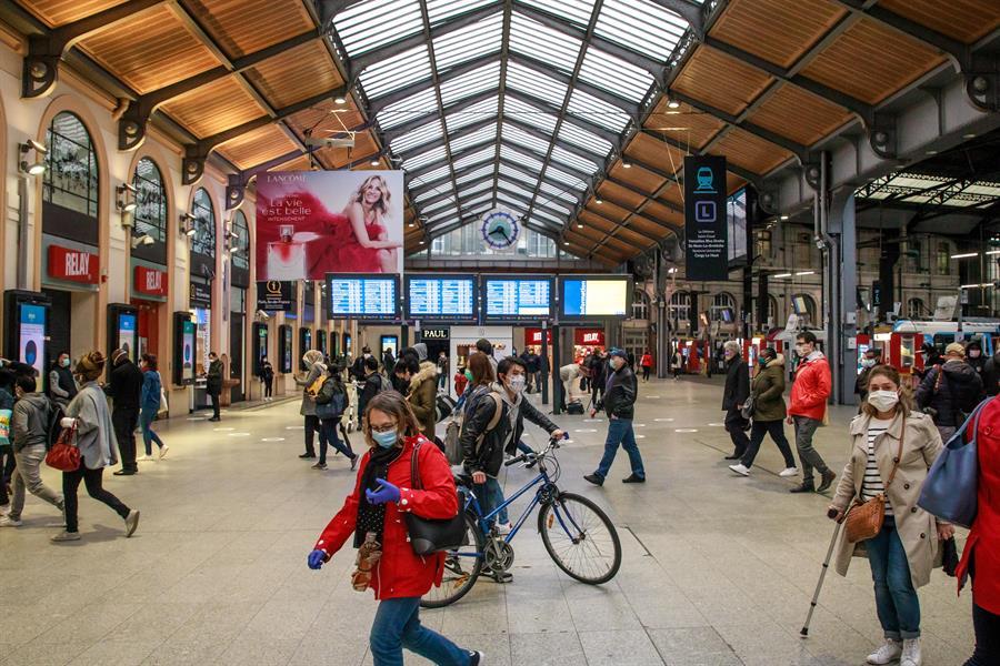 En Francia, el confinamiento impuesto desde el 17 de marzo parece haber dado resultados, pues la cifra de muertos cayó ayer considerablemente. (EFE)