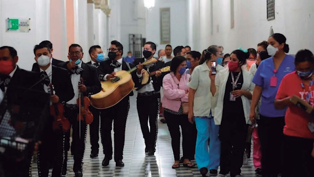 Con música y regalos, reconocen a madres médicas en Guadalajara