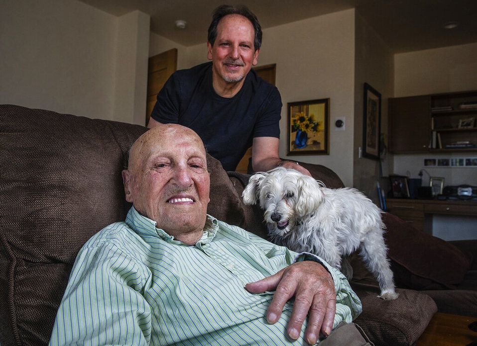 Phil Corio, de 108 años, sobrevivió a posible covid-19. (AP)