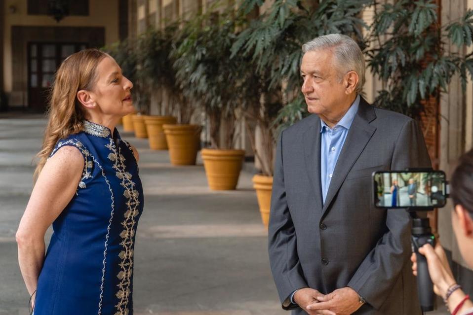 El presidente López Obrador junto a su esposa Beatriz Gutiérrez. (Twitter | @lopezobrador_)