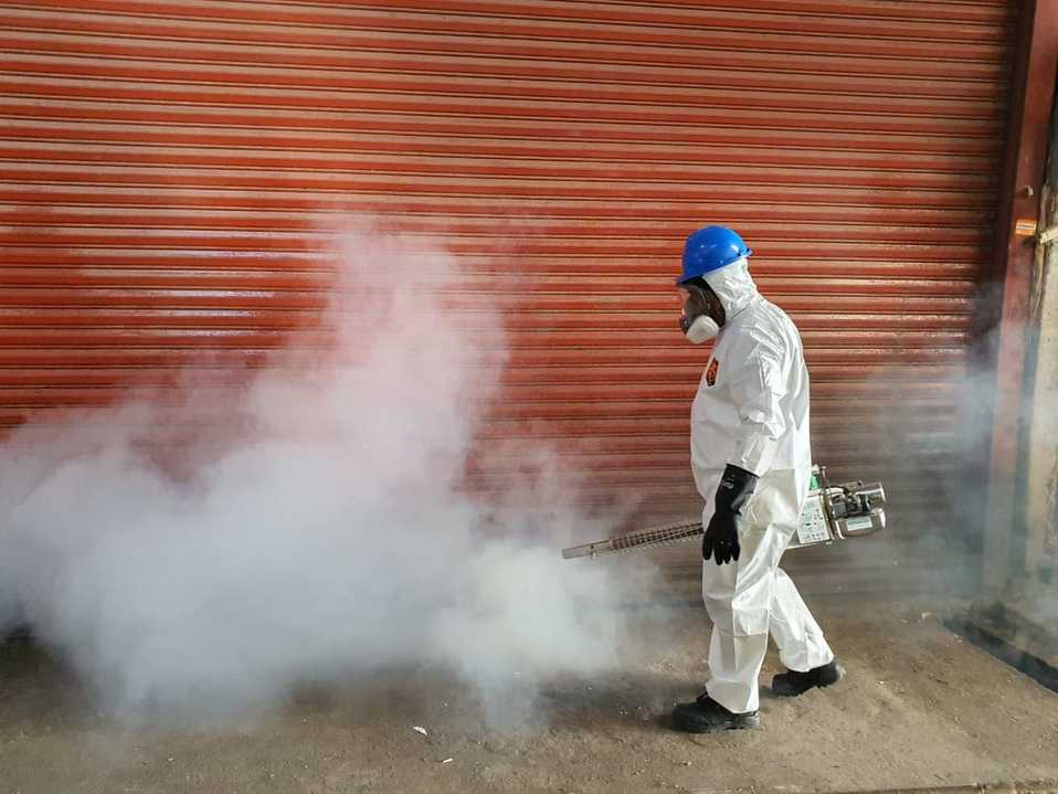 Sanitizan Central de Abastos de Pachuca ante posible brote de covid-19. (Jorge Sánchez)