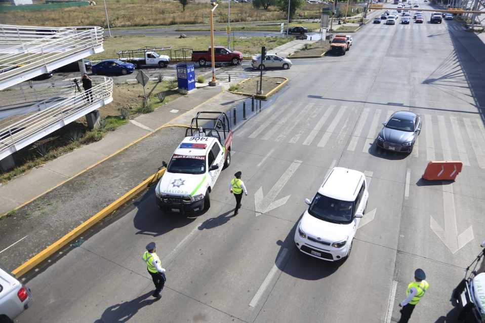 Con simples exhortos a conductores que no respetaron el programa, comienza Hoy No Circula en Puebla. (Andrés Lobato)